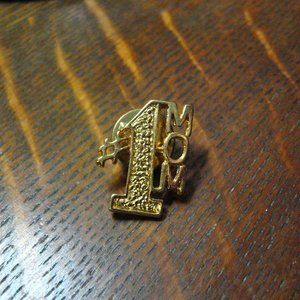 ❤️ Number One Mom Vintage Lapel Pin